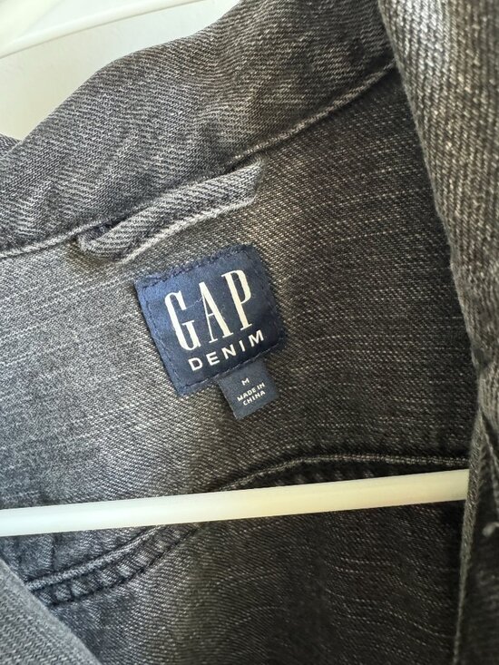 Gap black wash denim jacket – size M - Picture 4 of 5